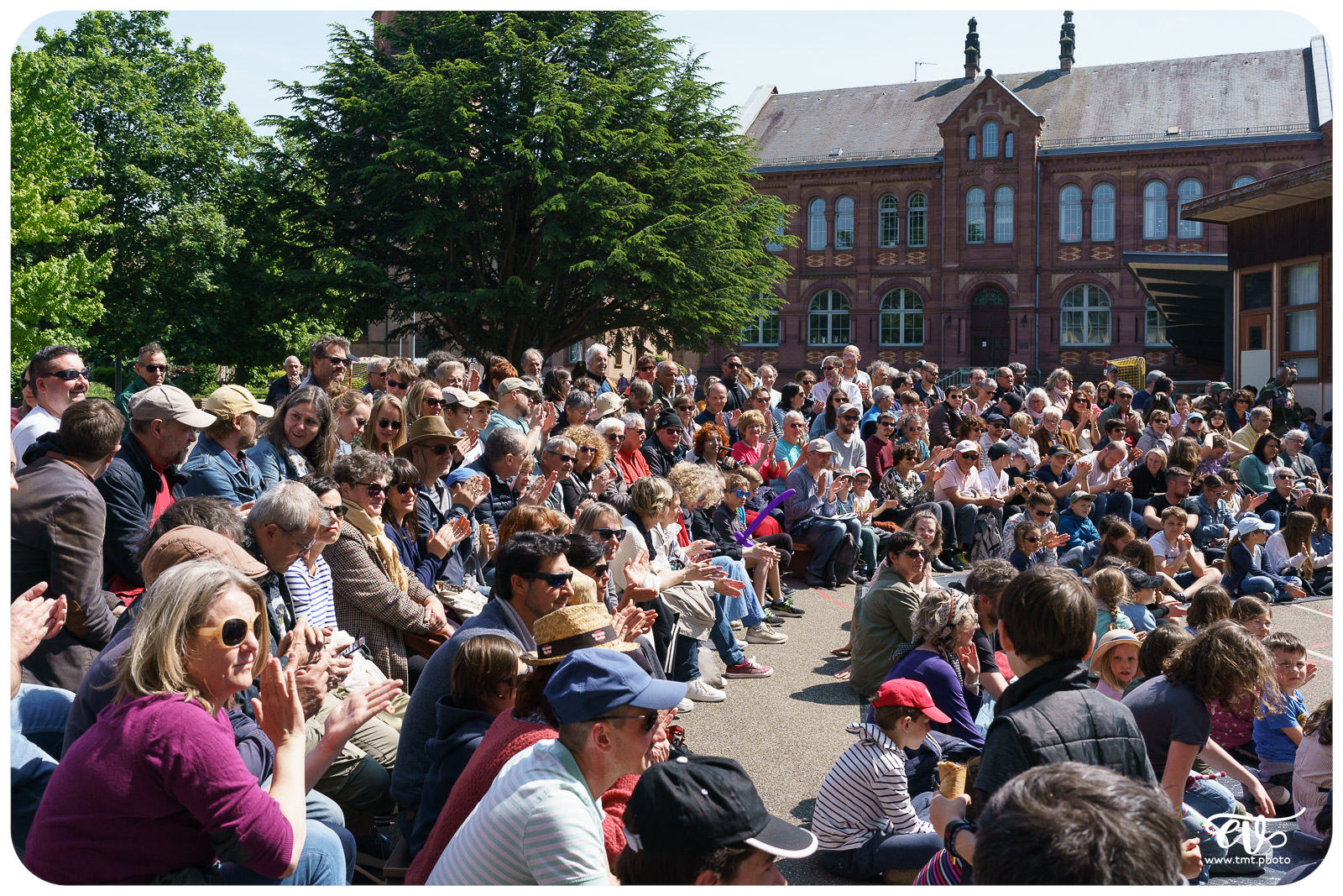 EN ATTENDANT LE 3ÈME TYPE (THÉÂTRE DE CANIVEAU)